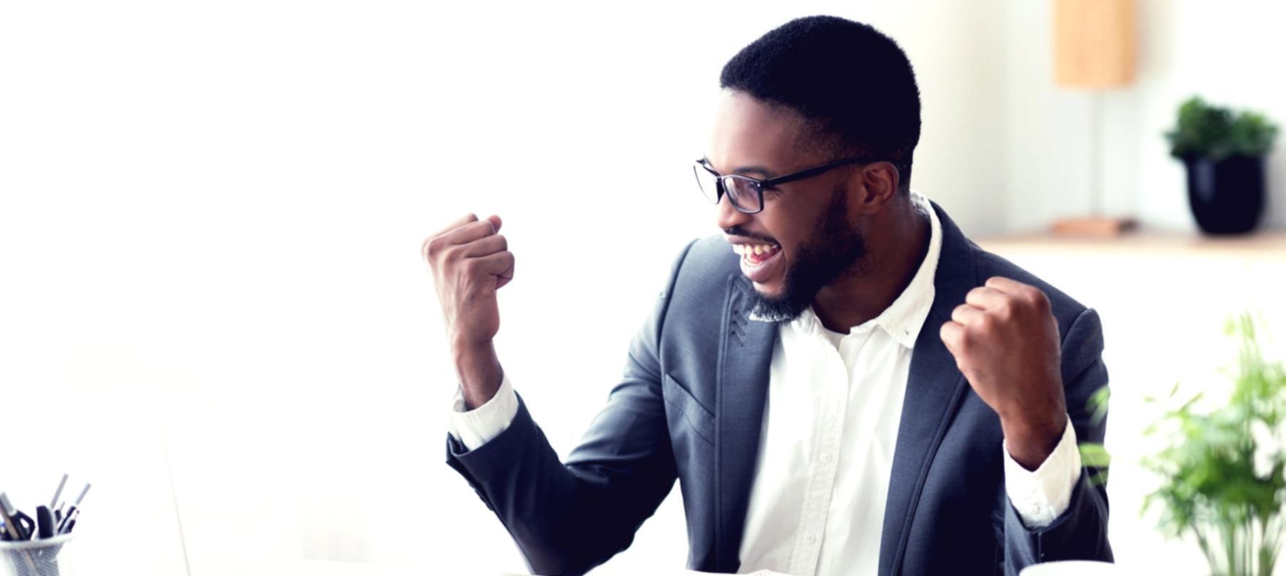 Workshop-Teilnehmer arbeiten an SEO-Texten mit fokussierter Aufmerksamkeit